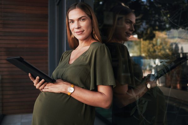 How to Pick a Professional Yet Comfortable Maternity Outfit for Work?